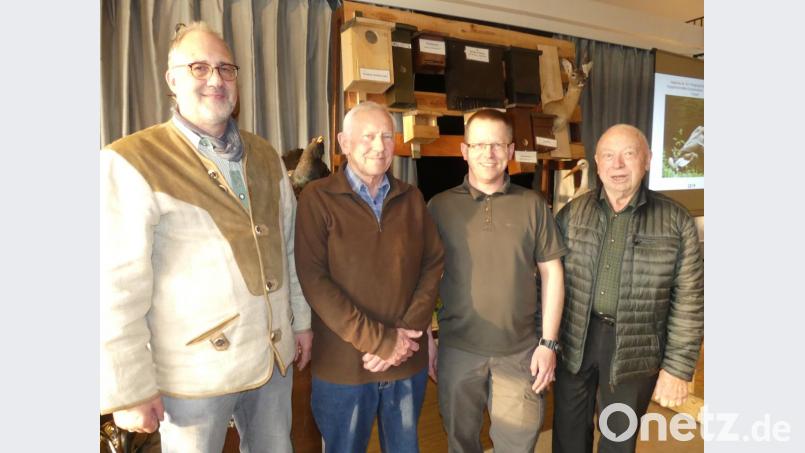 Seit 50 Jahren dabei: Fritz Dippl (Zweiter von links) wird mit Urkunde und Ehrennadel geehrt. Bild: rn