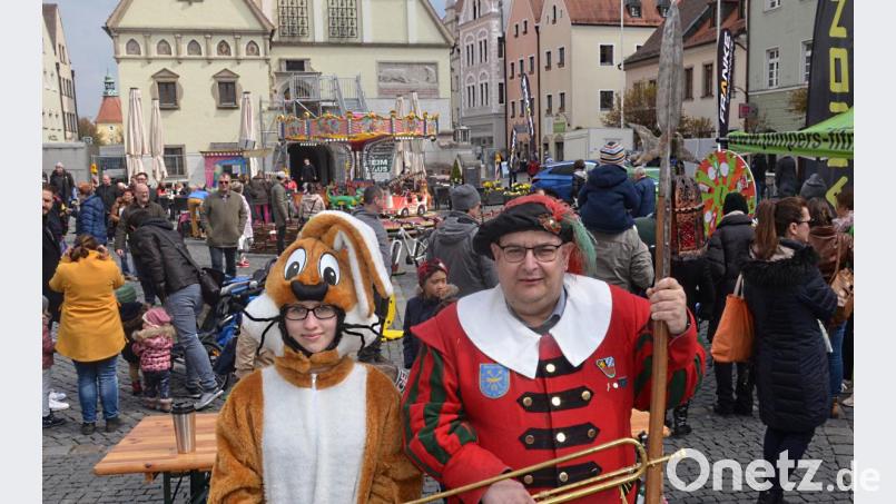 Einer hoppelt, der andere türmt: Der Stadtmarketing-Osterhase und Türmer Christian Stahl beim Aktionstag &quot;Fit in den Frühling&quot;. Bild: Kunz