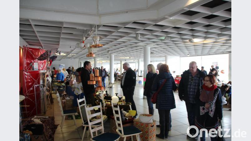 Paradies für Nostalgie-Liebhaber: Jede Menge Krims-Krams vergangener Zeiten zum Stöbern gab es beim Vintage-Markt im ehemaligen Autohaus Zinkl. Bild: kmo