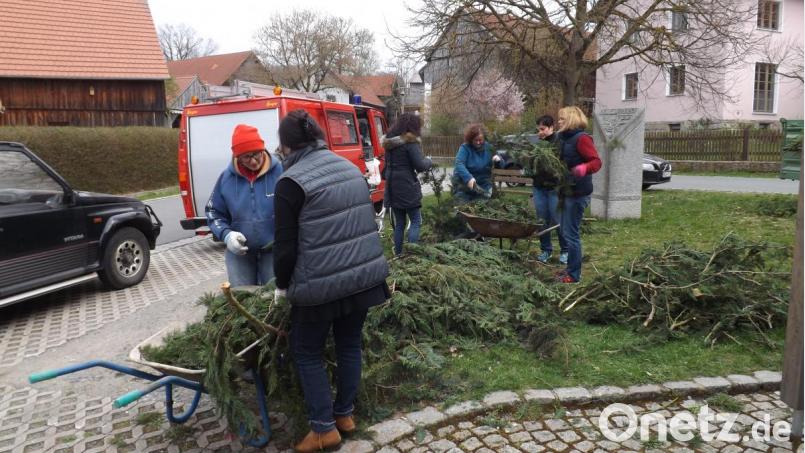 Die fleißigen Helferinnen bei der Vorbereitung. Bild: trj