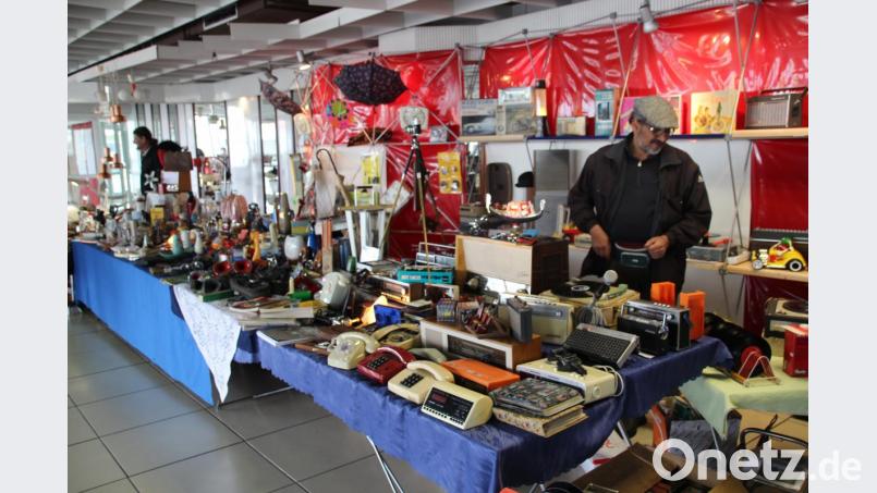 Paradies für Nostalgie-Liebhaber: Jede Menge Krims-Krams vergangener Zeiten zum Stöbern gab es beim Vintage-Markt im ehemaligen Autohaus Zinkl. Bild: kmo