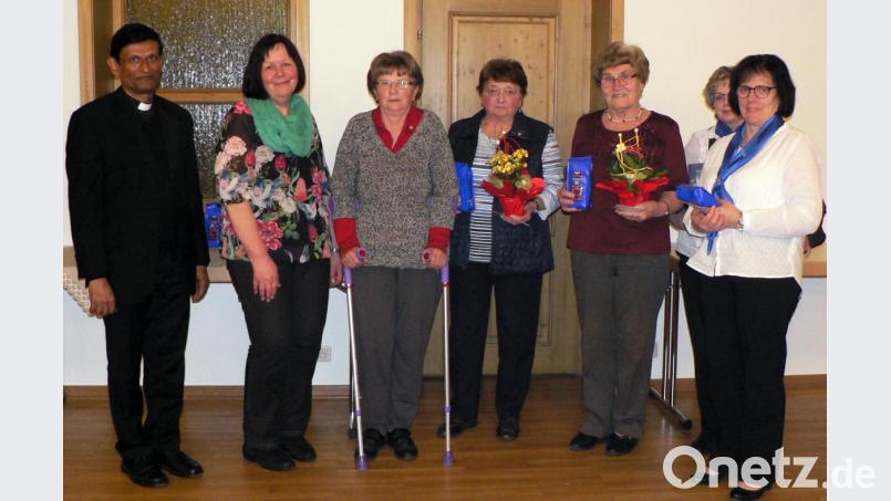 Pfarrer Augustin Lobo (links) sowie Bezirksvorsitzende Elke Burger (daneben) bedankten sich für die langjährige Treue zum Frauenbund bei Grete Schmidt (25 Jahre), Aurelia Lindner (50 Jahre) Maria Frohnhöfer (60 Jahre) und Monika Bernhardt (25 Jahre). Monika Steger (zweite von rechts) gratulierte in Namen des Vorstandsteams. Bild: lep