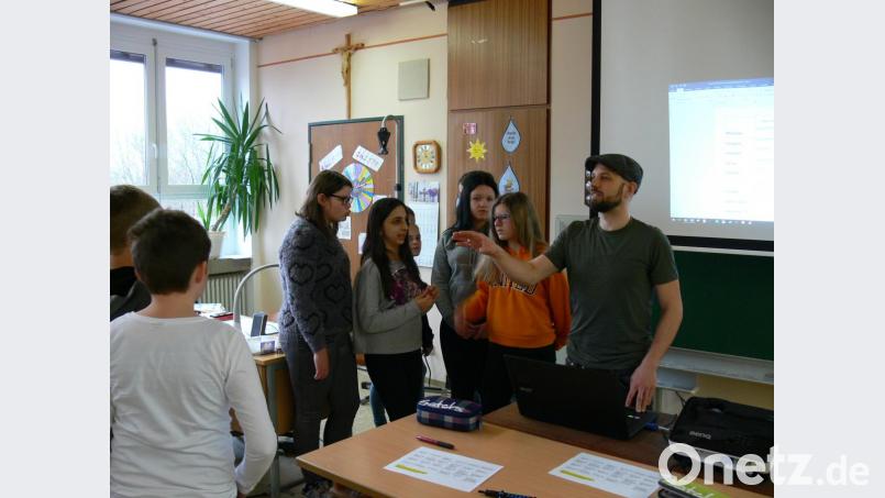 Philipp Reich (rechts) vom Medienzentrum T1 versorgte die Schüler mit zahlreichen Tipps rund um die Nutzung sozialer Medien. Bild: exb