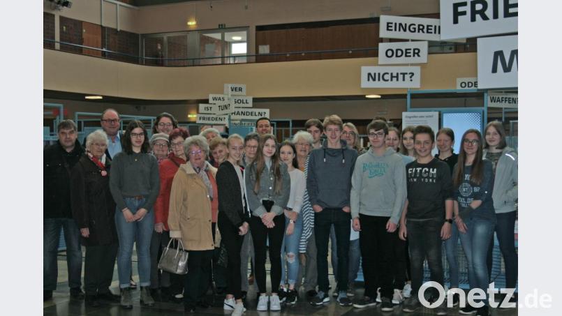 Besuch der Ausstellung „Frieden machen“. Bild: exb