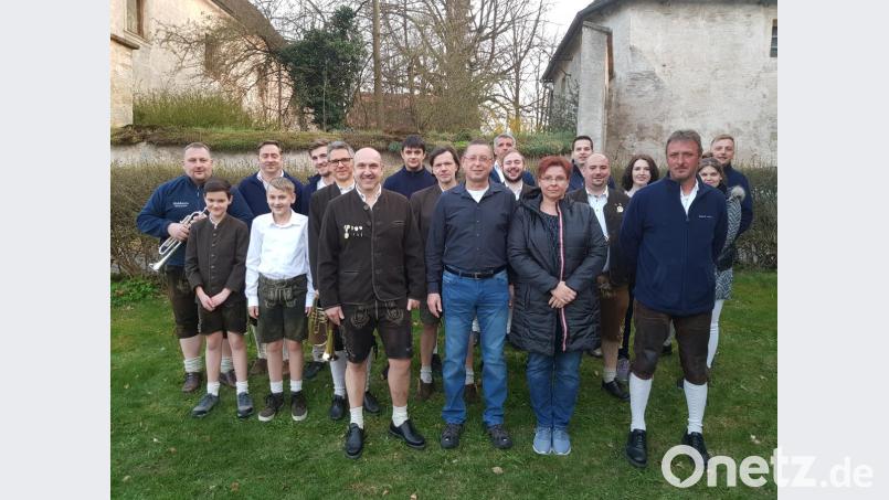 Die Blaskapelle Thanhausen gratulierte ihrem Vorsitzenden Klaus Sladky (Zehnter von links) zum „halben Jahrhundert“. Die Grüße des Vereins überbrachte 1. Dirigent Alexander Franz (Siebter von links), 2. Dirigent (hinten links) und 2. Vorsitzender Uwe Franz (Dritter von rechts). Mit im Bild ist die Ehefrau des Geburtstagskindes Sabine Sladky (Siebte von rechts). Bild: rdh