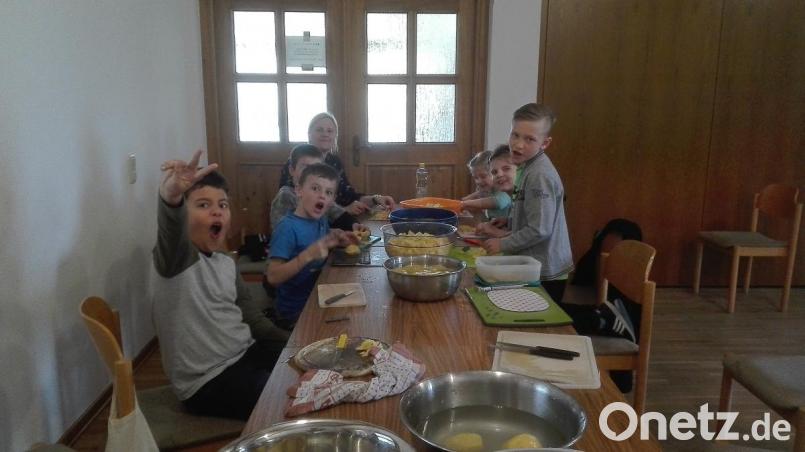 Sichtlich Freude hatten die sechs Kommunionkinder beim Zubereiten der Suppe für das Fastenessen. Gut 70 Pfarrangehörige ließen sich die Suppe im Pfarrheim schmecken. Bild: wmi