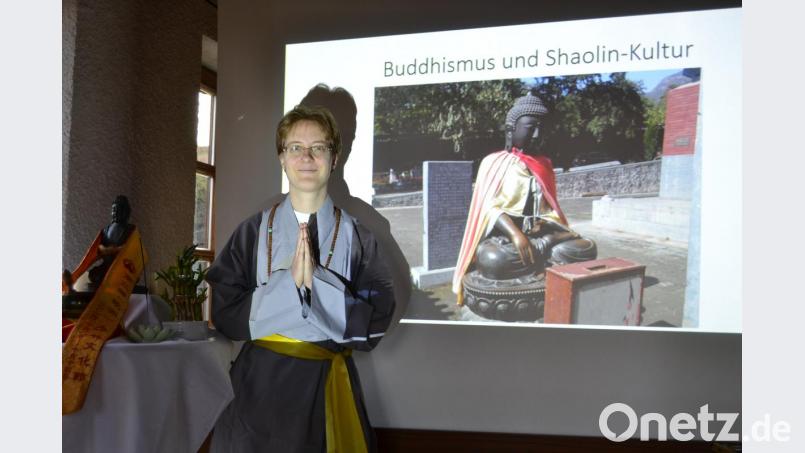 Ruth Weis ist ordinierte Laien-Buddhistin und setzt sich engagiert für den Bau des Shaolin- Tempels in Weiden ein. Bild: hcz