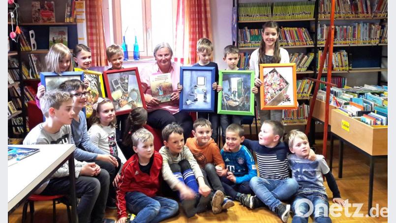 Beim Vorlesenachmittag in der Bücherei mit Rektorin Carina Hartwig haben die Kinder mächtig Spaß. Bild: fvo