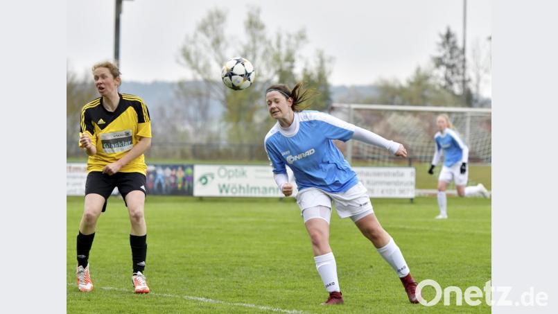 Torschützin Alexandra Simon (rechts) vom TSV Theuern bei einer Kopfballabwehr. Bild: Ziegler