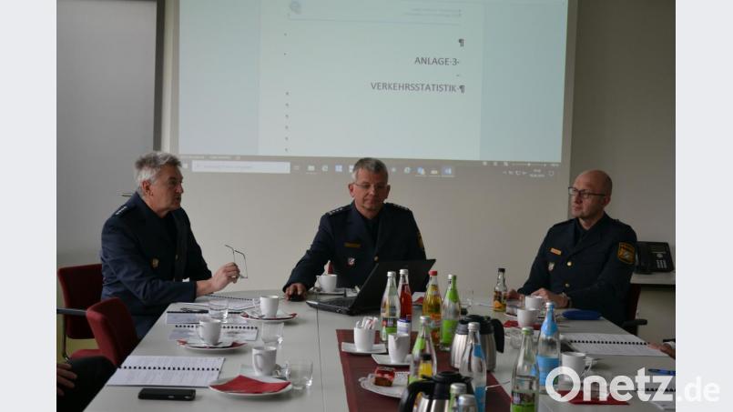 Beim Sicherheitsgespräch informierten (von links) Verkehrssachbearbeiter Hubert Bauer, PI-Chef Werner Schönfelder und Stellvertreter Thomas Dietrich die Bürgermeister über die Kriminalitäts- und Verkehrslage 2018. Bild: rti