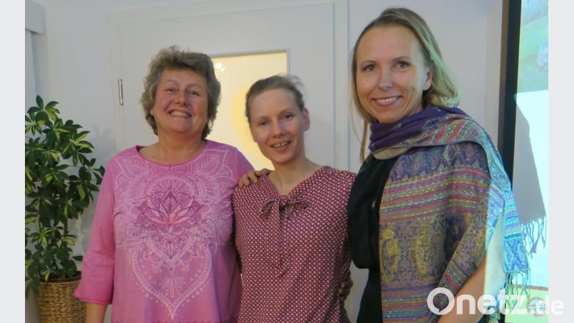 Die slowenische Autorin Sabina Topolovec (rechts) stellte das neue Buch „Heilkräuter und Gewürze gegen Schmerzen“ vor, das Karin Hladnik (Mitte) ins Deutsch übersetzte. Links Gastgeberin Friedigarda Lingl. Bild: Hirsch
