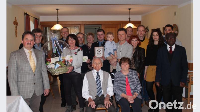 Der Jubilar Engelbert Lippert und Ehefrau Franziska (vorne), mit Gratulanten der Freiwilligen Feuerwehr Großkonreuth, des Obst- und Gartenbauvereins Großkonreuth, zweitem Bürgermeister Walter Frank, Pfarrer Charles Ifemeje sowie seinen Kindern, Enkeln und Urenkel Louis. Bild: Susanne Forster