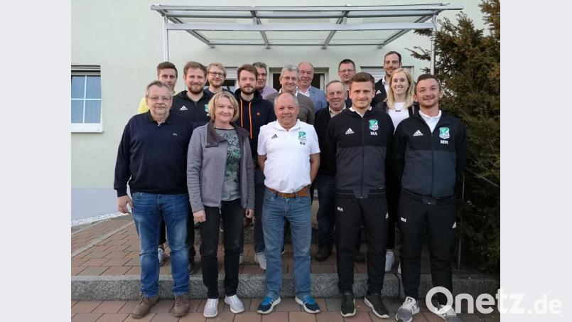 Der Vorstand (von links): Johann Weigl, Michael Belmer, Andre Nimsch, Dominik Weigl, Annette Weigl, Patrick Grieshaber, Ulrich Schenkl, Edmund Hirsch, Martin Belmer, Roland Strehl, Franz Kölbl, Heinz Niklas, Marc Arbogast, Daniel Boes, Anja Belmer und Maximilian Hirsch. Bild: SV Köfering