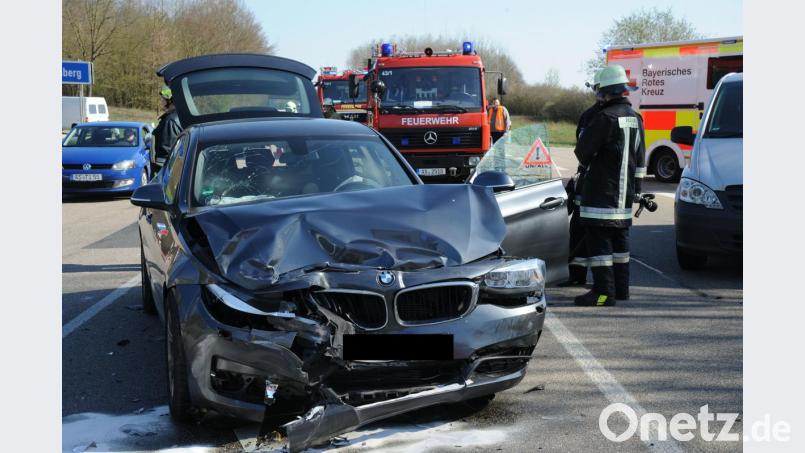Die Fahrerin des BMW konnte nicht mehr rechtzeitig bremsen und prallte gegen die Seite des Transporters. Bild: gf