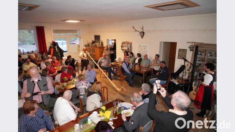 Martin Zellner aus Lennesrieth spielte erstmals auf seinem Alphorn Bild: fvo