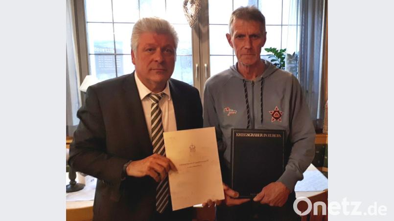 Im Auftrag des Volksbundes Deutsche Kriegsgräberfürsorge überreichte Bürgermeister Günter Stich ( links ) an Vorsitzenden Hans Eismann ( rechts ) von der Soldatenkameradschaft l870 Ehrenurkunde und Geschenk. Bild: le