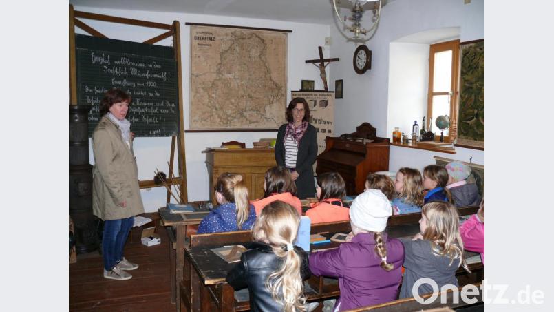 In der alten Münchenreuther Dorfschule im Stiftlandmuseum durften die Kinder bei der Vorlesestunde des Büchereiteams spannenden Geschichten lauschen. Bild: kgg