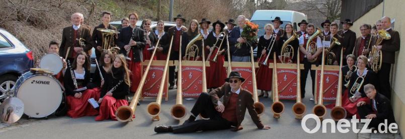 Über 30 Musiker der Großkonreuther Blasmusik gratulierten Karl Ott (Mitte, mit Blumenstrauß) zu seinem 85. Geburtstag. Bild: mri