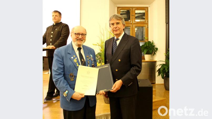 Die Übergabe der Urkunde an Bruno Salomon beim Dankesempfang in Cham. Links Bezirksgeschäftsführer Markus Nägel und rechts Regierungspräsident Axel Bartelt. Bild: exb