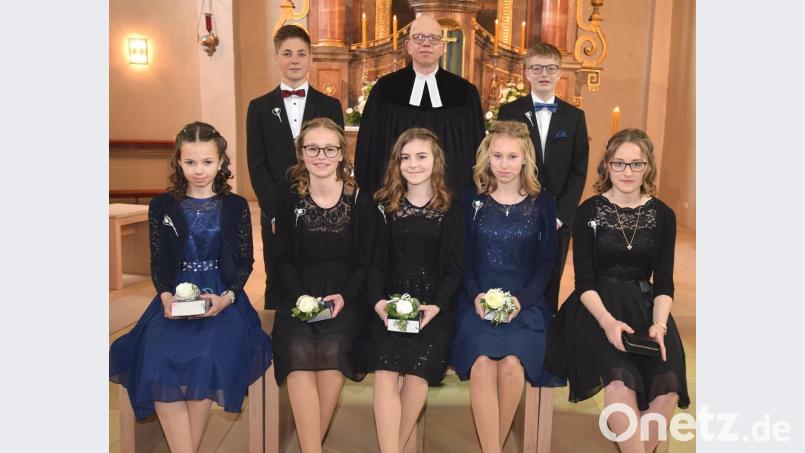 Fünf Mädchen und zwei Jungen werden in Illschwang von Pfarrer Thomas Schertel konfirmiert. Bild: no