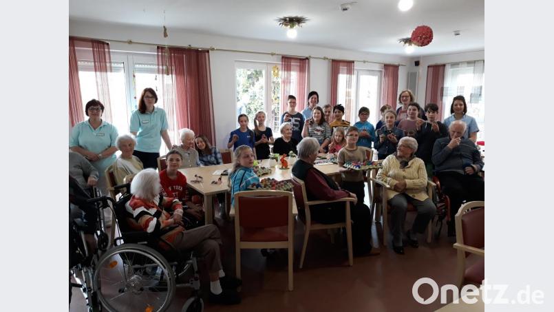 Mit ihrem Besuch zum gemeinsamen Bemalen von Ostereiern bereitet die vierte Klasse den Bewohnern des Seniorenheims eine große Freude. Bild: fjo