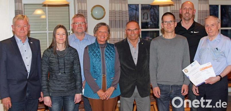 BLSV-Kreisvorsitzender Ernst Werner (links) und Kreisreferent Dietmar Wildenauer (Zweiter von rechts) zeichnen die erfolgreichen Sportler und Vertreter der Vereine und Schulen aus. Erich Kummer (rechts) vom TB Weiden wird für seine 40-jährige Tätigkeit als Sportabzeichenprüfer geehrt. Bild: lst