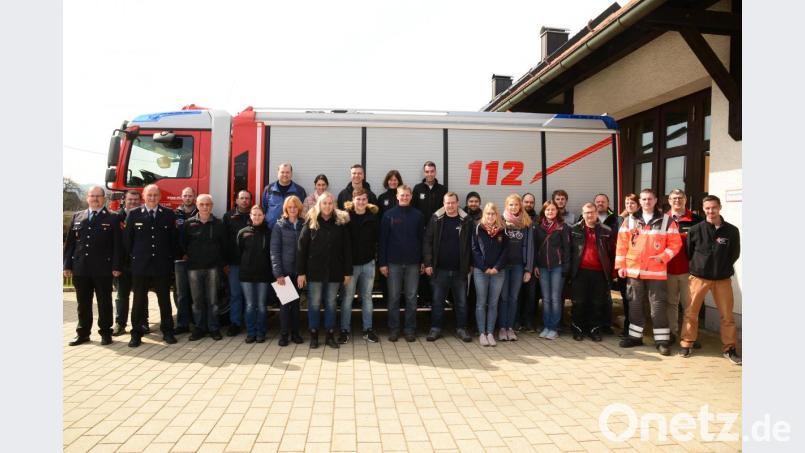 Kreisbrandmeister Matthias Schmidt, die Lehrgangsleiter Kreisbrandmeister Andreas Götz (vordere Reihe, von link) und Kreisfeuerwehrarzt Rüdiger Hettler (Zweiter von rechts) freuen sich über die positive Resonanz der Kursteilnehmer. Bild: bey