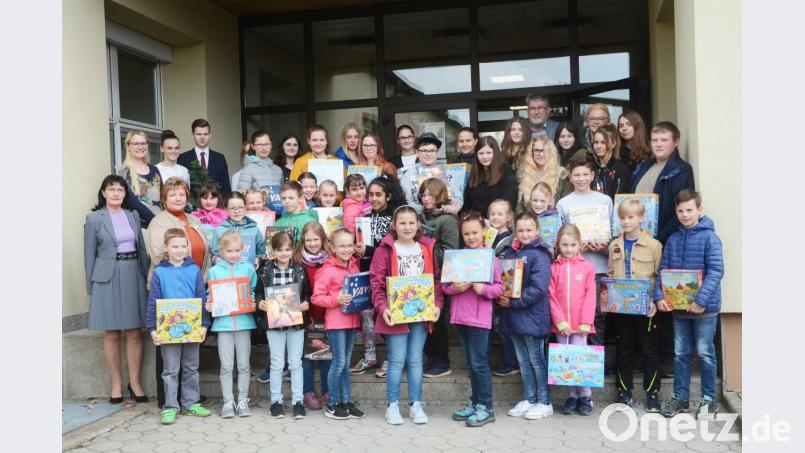 45 Gewinner aus fünf Schulen aus Neustadt, Altenstadt und Püchersreuth erhielten am Donnerstag ihre Preise in der staatlichen Berufsschule in Neustadt. Die Schüler überzeugten die Jury des 49. internationalen Jugendwettbewerbs der Volksbank Nordoberpfalz und der Raiffeisenbank Neustadt-Vohenstrauß mit ihren Kunstwerken. Bild: Gabi Schönberger