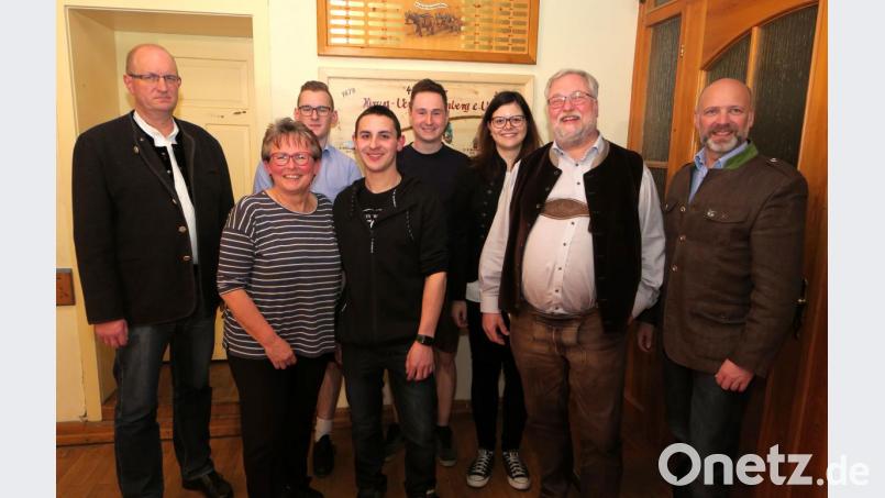 Die Mitglieder des Kirwavereins Fronberg wählten einen neuen Vorstand mit dem Vorsitzenden Hubertus von Breidbach (Zweiter von rechts) an der Spitze. Bild: Hirsch