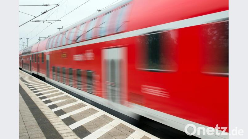 Ein Regionalexpress der Deutschen Bahn fährt an einem Bahnhof vorbei. Foto: Patrick Pleul/Archivbild Bild: Patrick Pleul