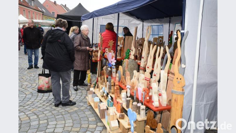 Trotz nicht gerade wärmender Temperaturen zieht der Krammarkt in Luhe seine Gäste an. Bild: bey