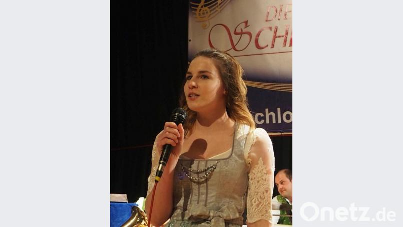 Lisa Wagner aus Eslarn stellte sich beim Starkbierfest dem Publikum vor. Sie ist eine der sieben Finalistinnen der Wahl zur bayerischen Bierkönigin. Bild: Karl Ziegler