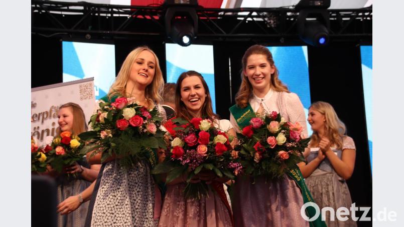 Verenea Rappl (links) und Veronika Beck (rechts) rahmen als Bierprinzessinnen die neue Oberpfälzer Bierkönigin Christina Kirsch ein. Sie ist 21 Jahre alt und von Beruf Chemielaborantin aus Deining (Kreis Neumarkt). Bild: Thomas Dobler