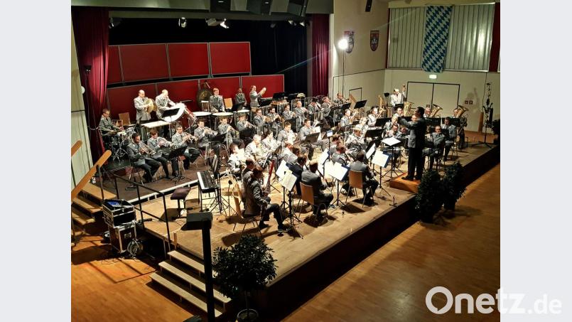 Das Gebirgsmusikkorps Garmisch-Partenkirchen unter Leitung von Oberstleutnant Karl Kriner begeistert die Zuhörer beim Benefizkonzert mit Spielfreude und perfekter Klangfülle. Bild: bph