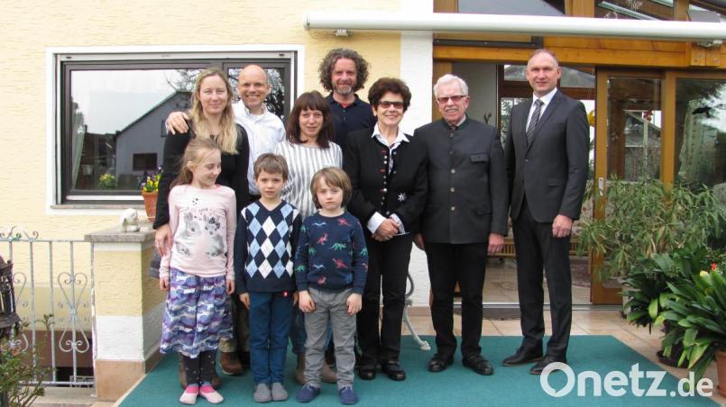 Maria (Dritte von rechts) und Wolfhard Erling (Zweiter von rechts) feiern goldene Hochzeit. Die Glückwünsche der Marktgemeinde überbringt Bürgermeister Richard Kammerer (rechts). Zu Feier kommen auch die Söhne mit ihren Familien. Bild: sei