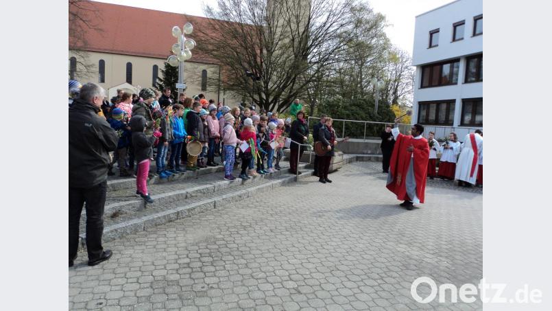 Pfarrvikar Joseph Kokkoth segnet die Palmbuschen. Bild: ksi