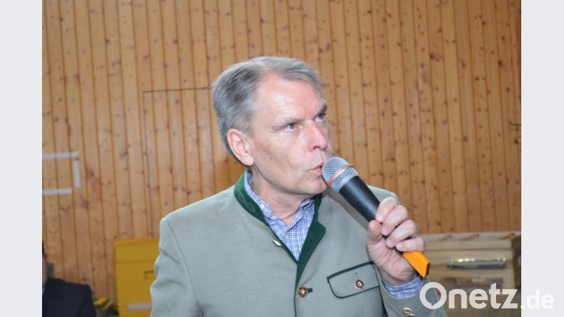 Forstdirektor Ulrich Maushake spricht vor den Jägern in Leuchtenberg über das Thema Wolf. Bild: fz