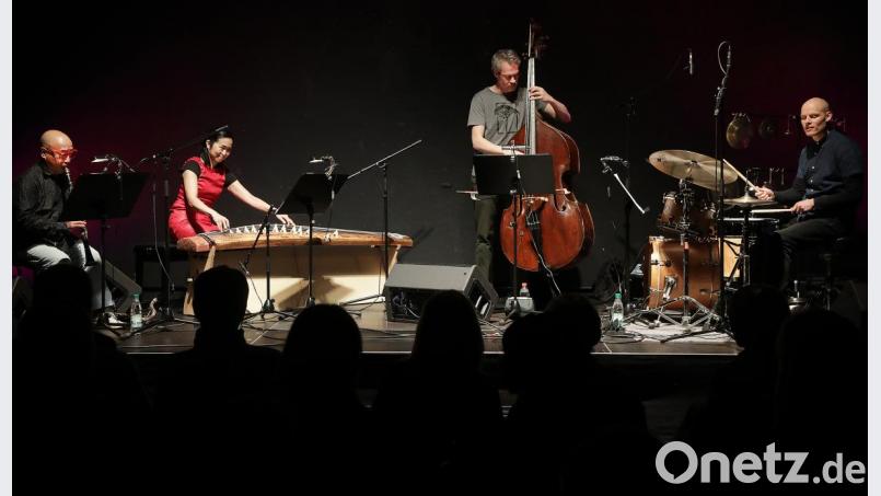 Beim Studiokonzert „Kyoto mon amour“ im Amberger Stadttheater begeistern Kazutoki Umezu (Klarinette), Naoko Kikuchi (Koto), John Eckhardt (Bass) und Eric Schaefer (Schlagzeug) mit Jazz, Blues, Rock und Klassik. Bild: Wolfgang Steinbacher