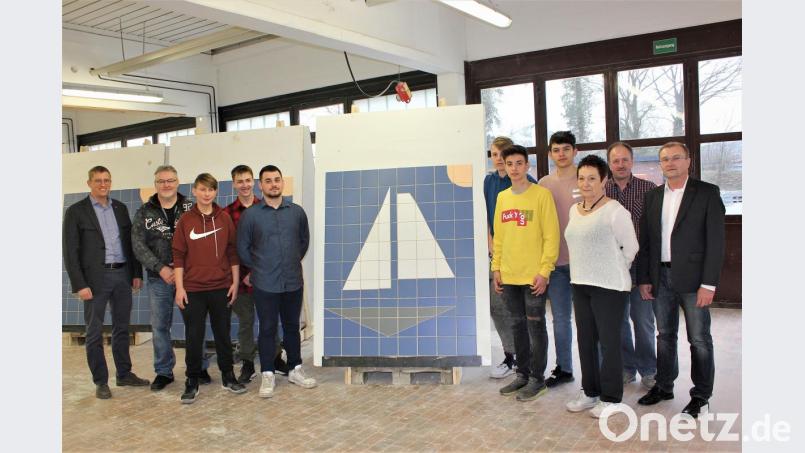 Die sechs tschechischen Auszubildenden mit (von links) dem Leiter des Bildungszentrums Tobias Knauer und Fachlehrer Ladislav Wodniak sowie (von rechts) dem Direktor der Baufachschule Pilsen Miroslav Šteffek, Ausbilder Vitus Eichenseer und Übersetzerin Marcela Vokacva. Bild: HWK/exb