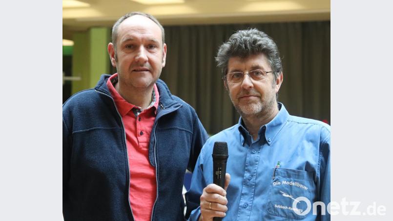 Peter Ostermann, kreativer Organisator der Ausstellung Faszination Modellbau, und Markus Schwärzer, die hausmeisterliche Seele der Krötensee-Schule, eröffnen die Ausstellung. Bild: mfh