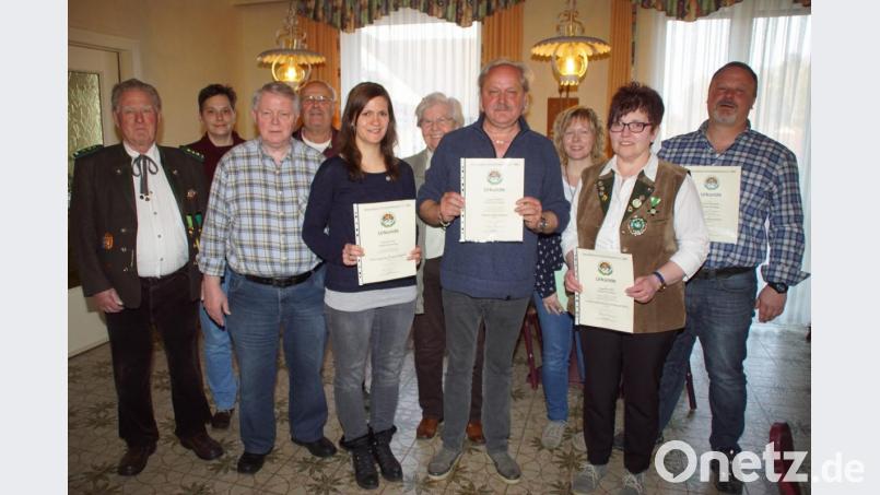 Den anwesenden langjährigen Mitgliedern und den Besten bei der Vereinsmeisterschaft überreichte 1. Schützenmeister Horst Fettke (links) ihre Auszeichnung. Bild: mmj