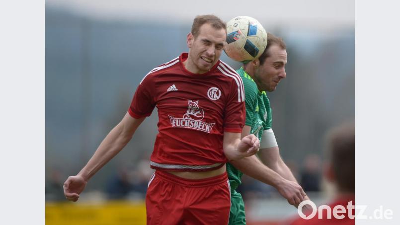 Kopf an Kopf im Verfolgerduell der Kreisklasse Süd: Manuel George (links) vom 1. FC Neukirchen und Daniel Boes (rechts) vom SV Köfering, der Schütze zum 2:2-Ausgleich. Bild: ref