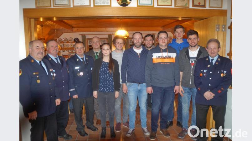 Die neue Führung der Feuerwehr Dautersdorf den Kommandanten Josef Mösbauer senior (Zweiter von links) und Manfred Böhm (rechts) sowie dem neuen Vorsitzenden Josef Mösbauer junior (Sechster von rechts). Zur Wahl gratulierten KBI Richard Fleck (links), KBM Ferdinand Duscher (Dritter von links) und Bürgermeister Walter Schauer (Vierter von links). Bild: rkp