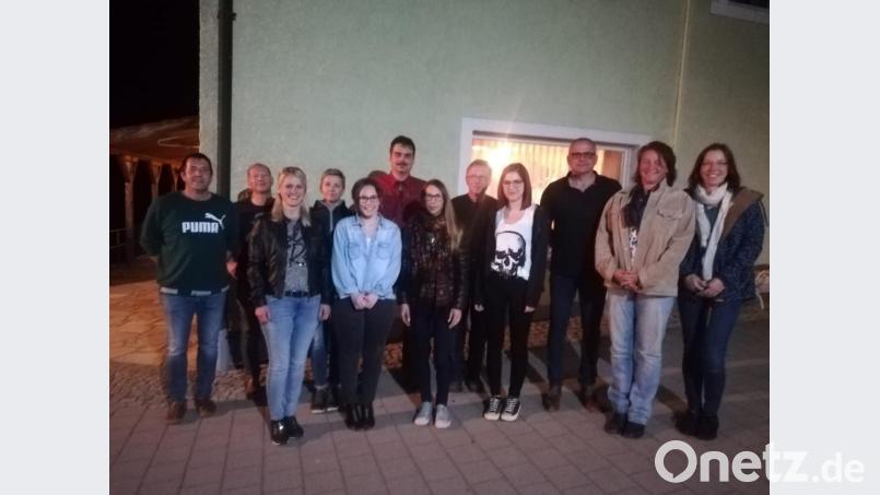 Das Foto zeigt die neu gewählte Vorstandschaft, von links nach rechts:
Martin Kastner, Jürgen Herrmann, Christina Neugirg, Dania Kastner, Franziska Pocker, Thomas Seitz, Carina Hautmann, Wolfgang Schindler, Julia Michl, Bürgermeister Hubert Kraus, Michaela Schultes und Nicole Holmer. Bild: twg