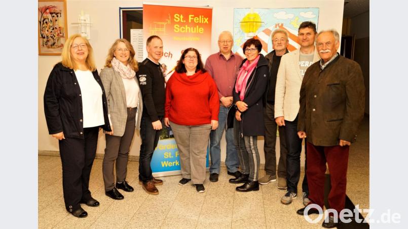 Zu einer außerordentlichen Mitgliederversammlung trafen sich der scheidende Vorsitzende Ludwig Bayer, der neue Vorsitzende Klaus Meierhöfer, Gerhard Köppel, Irmgard Hauprich, Ewald Köstler, Karin Gollwitzer, Rainer Hetz, Hannelore Haberzett und Maria Schnupfer (von rechts). Bild: arw