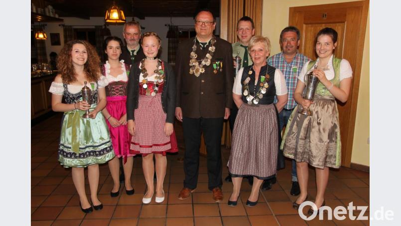 Die Trischinger Würdenträger 2019 und die Pokalsieger freuen sich über ihre Erfolge. Jugendkönigin wurde Leonie Hölzl (Dritte von links vorne), Schützenkönig Eduard Delling (Mitte). Bild: ral