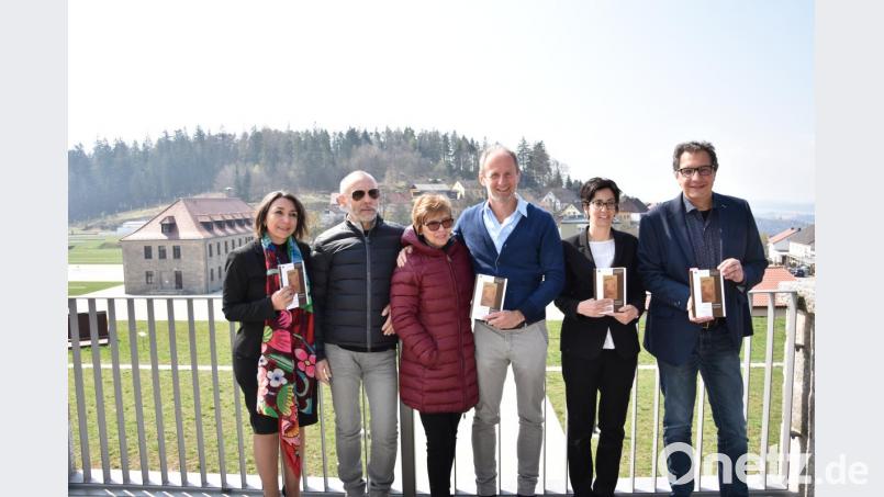 „Mein Papa hat immer mit einem Lächeln von der Vergangenheit erzählt. Ohne Hass, Ressentiments oder Verbitterung“, sagt Walter Gibillini (Zweiter von links). Mit auf dem Bild sind Daniela di Benedetto, Vorsitzende des Com.It.Es München (von links), Jolanda Gibillini, Jörg Skriebeleit, Leiter der Gedenkstätte, Historikerin Grazia Prontera sowie Friedrich Peterhans, der das Buch ins Deutsche übersetzt hat. Bild: fuw