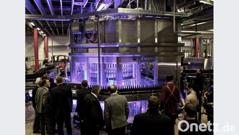 Ehrengäste sehen sich die neue Abfüllanlage Dynafill von Krones in der Brauerei Bischofshof an. Bild: Elisabeth Weiten