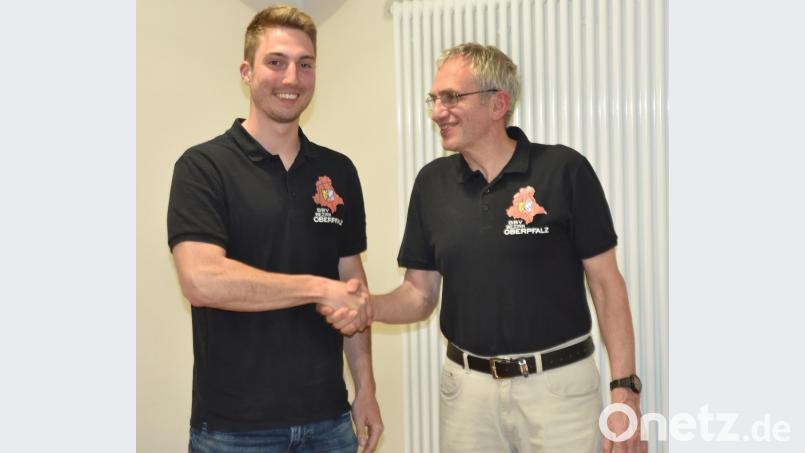 Basketball-Bezirksvorsitzender Willi Merkl (rechts) gratuliert Jakob Burger, der das Trainerressort übernimmt. Bild: Tobias Schwarzmeier