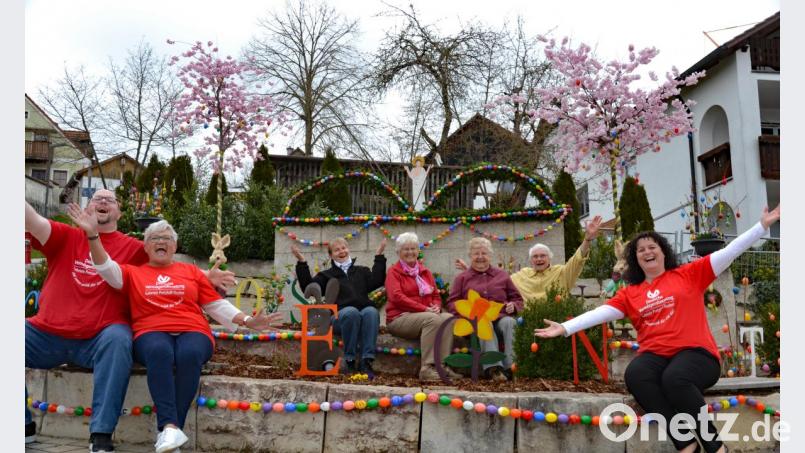 Der Juchzer musste einfach sein: Der Heimat- und Kulturverein Ammerthal hat unter Regie von Jörg Fehlner (links) und Doris Weiß (rechts) zum zweiten Mal einen Osterbrunnen gestaltet. Bild: Verena Schmid